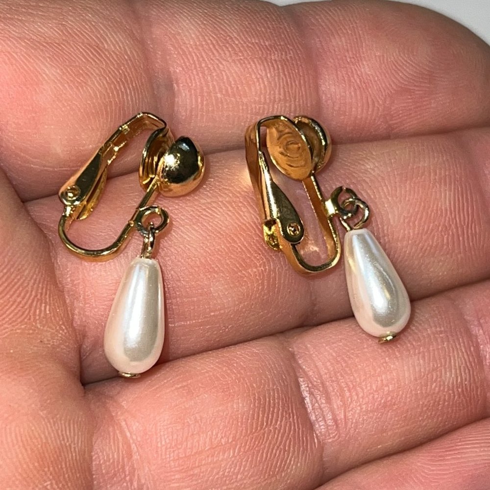 Vintage  Gold Tone Faux Pearl Clip on Earrings 3/4" Long